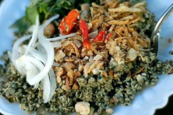 Hến xúc bánh tráng Cẩm Nam dân dã mà ngon đậm đà