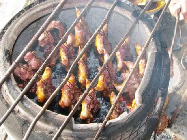 Đến miền Tây mùa nước nổi nhớ một lần thưởng thức món chuột đồng nướng lu
