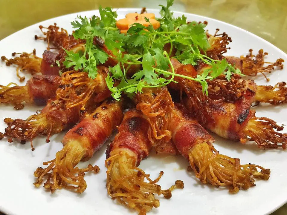 Ngọt ngon đậm đà món thịt ba chỉ cuộn nấm kim châm