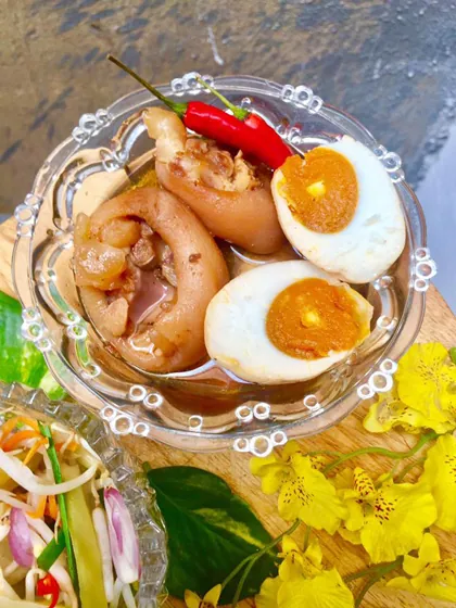 Giò heo kho với trứng muối lạ miệng bảo đảm hết cơm
