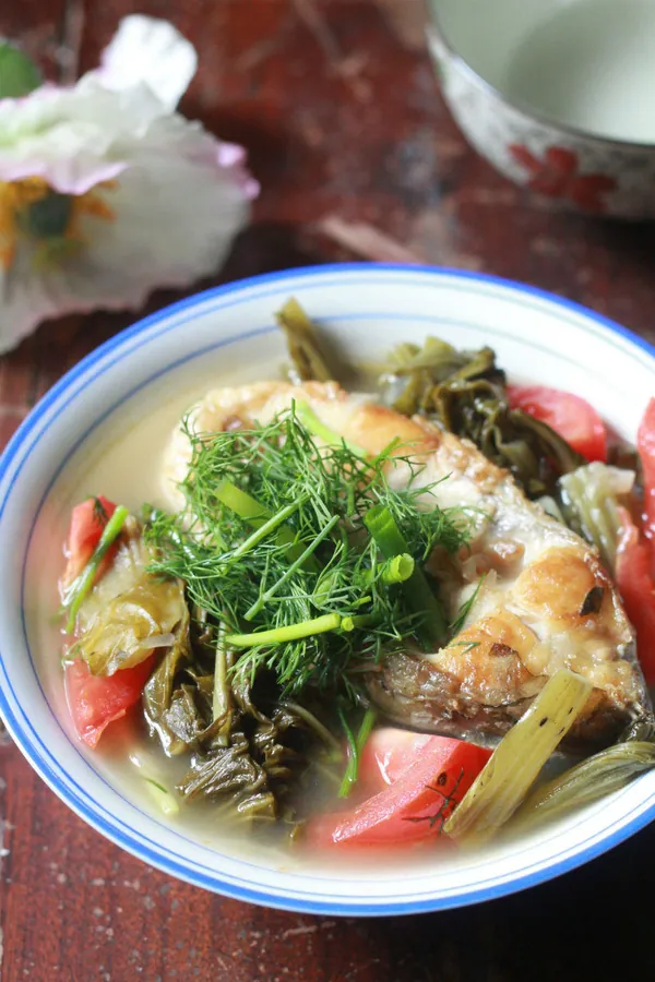 Canh cá nấu dưa chua ngon đậm đà cho bữa tối