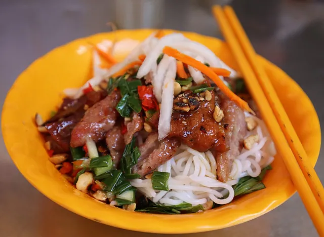 Quán bún thịt nướng bình dân thơm nức mũi ngon nhất chợ Bàn Cờ, Sài Gòn