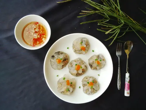 Cách làm bánh bột lọc xíu mại nóng hổi cho những ngày mưa lạnh