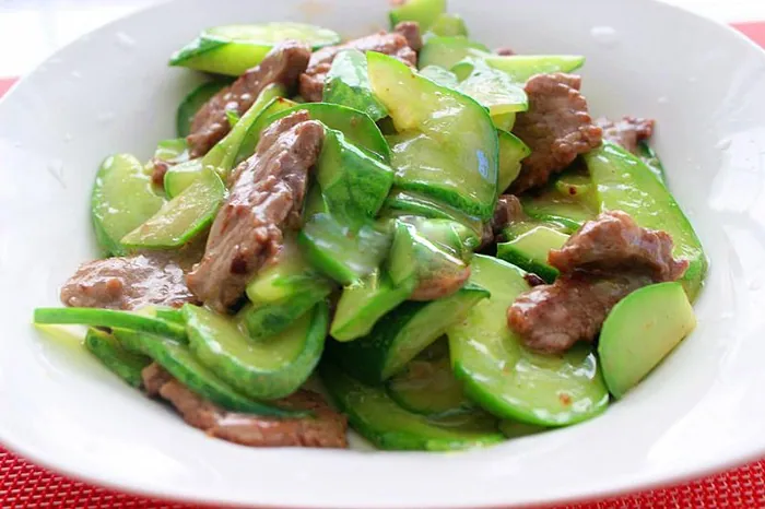 Làm món thịt bò xào dưa chuột ngọt ngon cả nhà mê tít