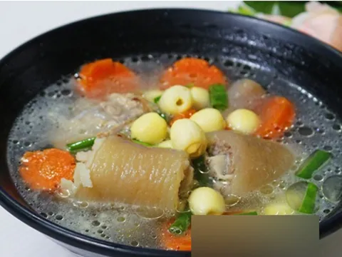 Cách nấu canh đuôi heo hầm hạt sen ngon bổ dưỡng cho ngày lạnh