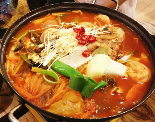 Cách nấu canh kim chi đậu phụ cay xè chuẩn vị Hàn Quốc cho ngày se lạnh