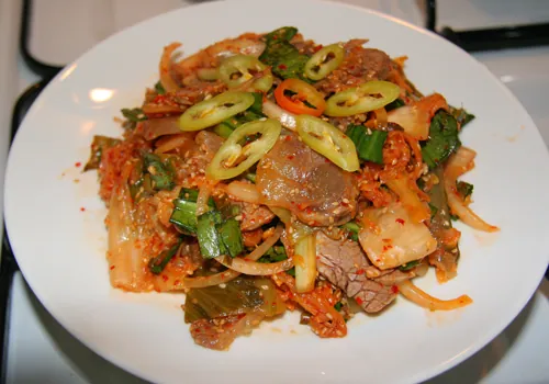 Cay cay tê đầu lưỡi với món gỏi bắp bò kim chi