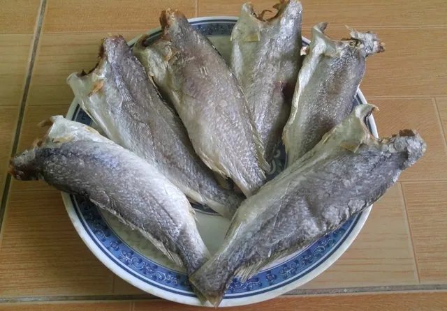 Về làng biển Trần Đề thưởng thức món khô lù đù chế biến đúng điệu không đâu bằng