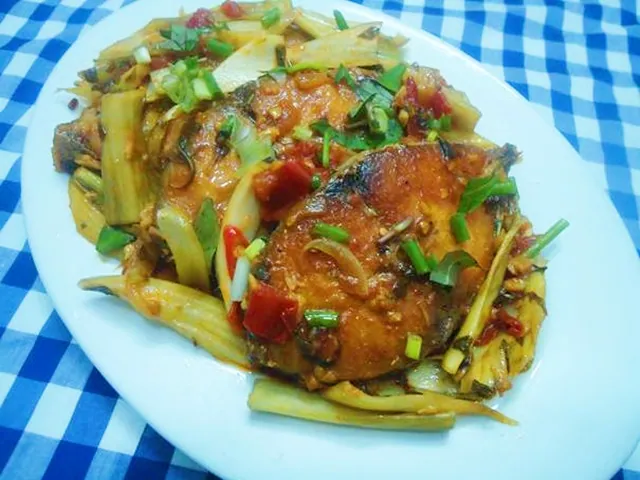 Cá thu sốt dưa ngon cơm ngày mưa