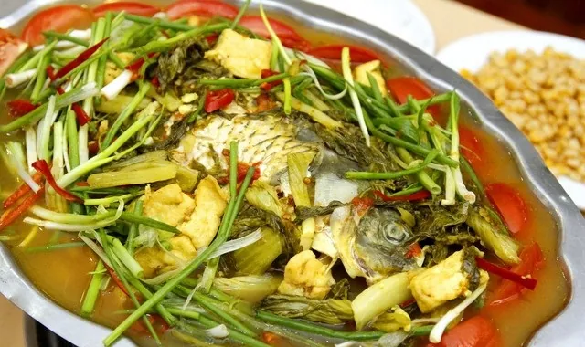 Cách làm lẩu cá chép om dưa nóng hổi cho ngày đông lạnh