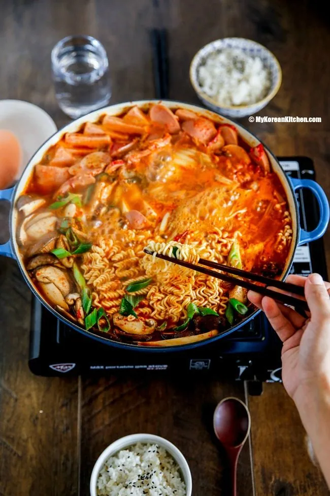Cách làm lẩu thập cẩm kiểu Hàn ngon nóng hổi xì xụp cực phê