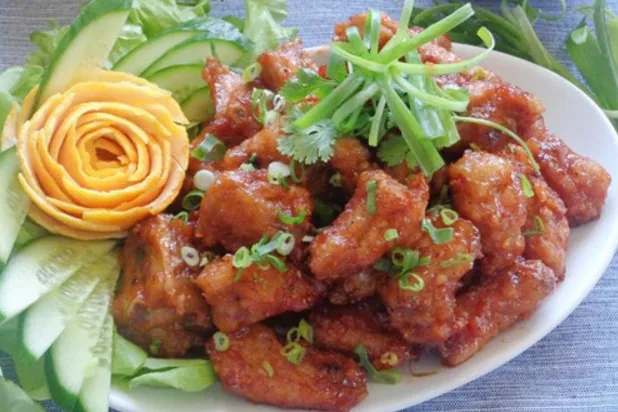 Sườn tẩm bột chiên giòn sốt chua ngọt ăn cực bắt cơm