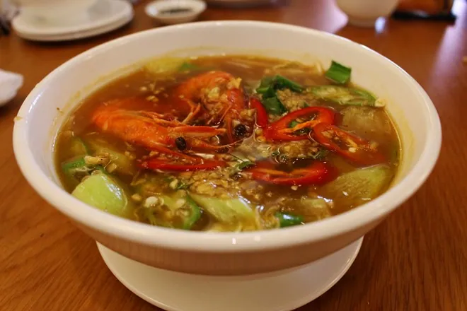 Cách nấu canh chua tôm nóng hổi chuẩn vị Nam Bộ