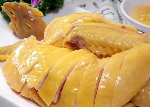 Bí quyết luộc gà ngon, da vàng óng chuẩn bị cho tất niên