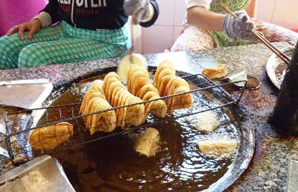 Thưởng thức bánh rế giòn rụm bồi hồi nhớ Phan Thiết