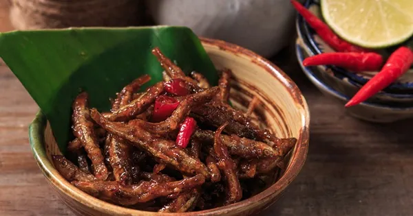Ngon xuýt xoa với món cá cơm chiên cay
