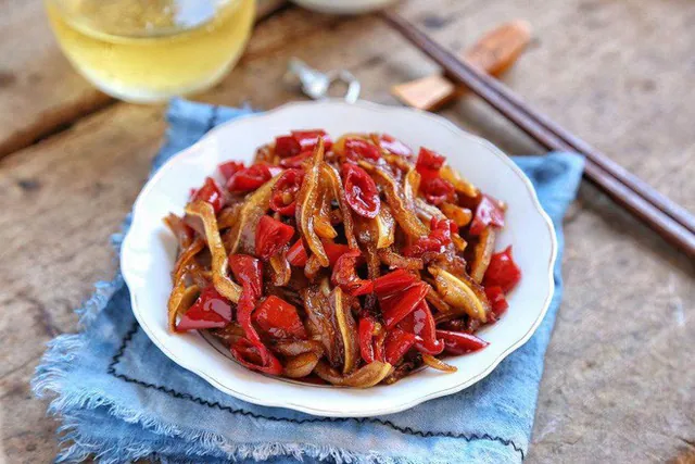 Tai heo chiên cay giòn sần sật ấm bụng ngày đầu đông