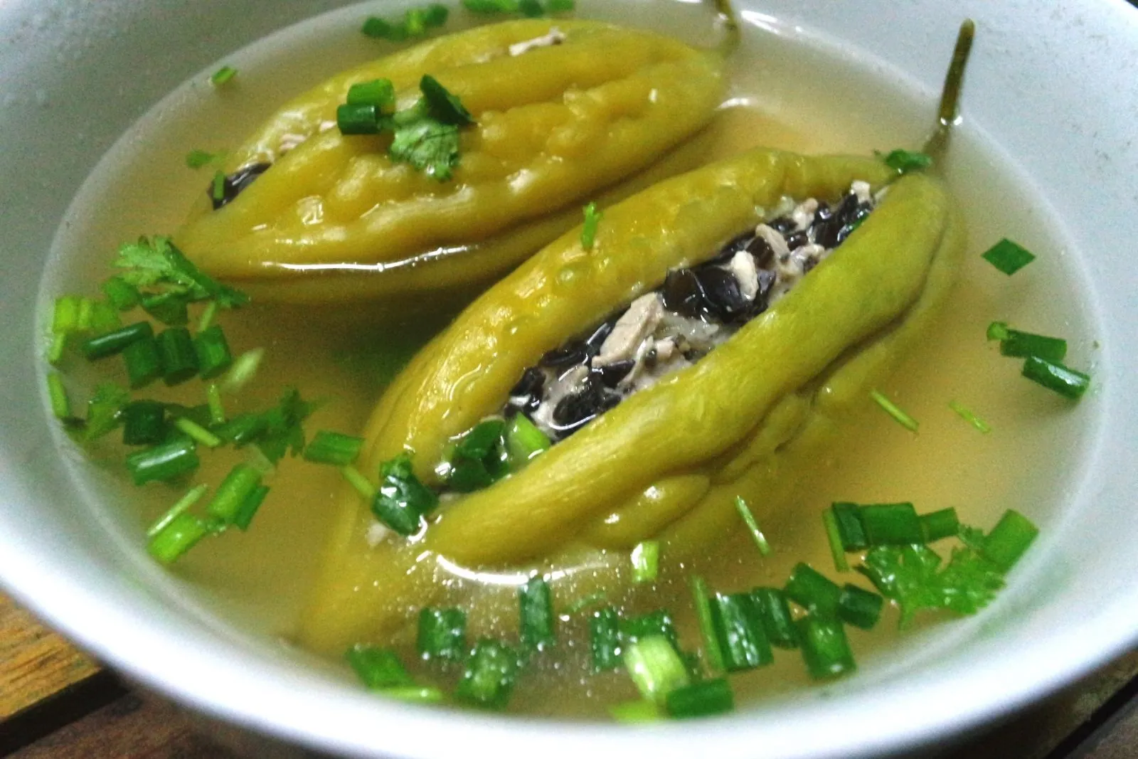 Cách nấu canh khổ qua nhồi thịt ngon lành thanh mát