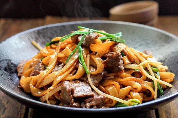 Phở xào thịt bò thơm lừng bắt mắt nhìn thôi đã thấy thèm