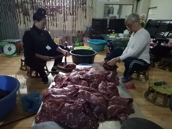 Ngày Tết đến nhà người Thái thì không thể thiếu món thịt trâu gác bếp
