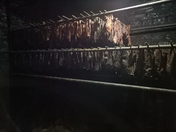 Ngày Tết đến nhà người Thái thì không thể thiếu món thịt trâu gác bếp