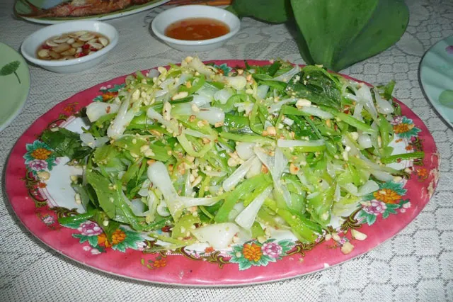 Gỏi tỏi -đặc sản của vùng tỏi Lý Sơn