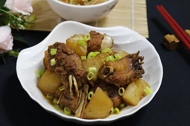 Đậm đà sườn kho củ cải