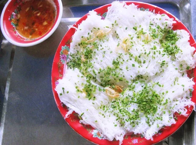 Về xứ dừa Bến Tre thưởng thức món bánh hỏi đò đun ăn mãi không ngán