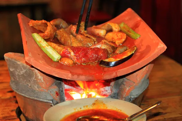 Đến thị trấn Mỹ Xuyên thưởng thức bò nướng ngói