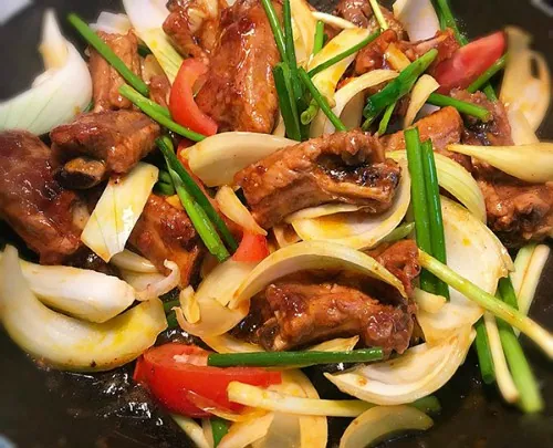 Sườn sốt hành tây cho bữa cơm thêm đậm đà