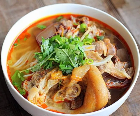 Vào bếp nấu bún bò giò heo ngon đậm đà khó cưỡng cho gia đình thưởng thức