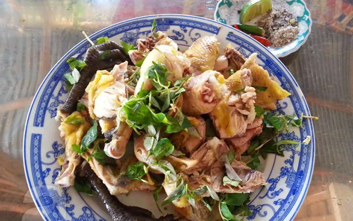 Gà đèo Le ăn kèm muối tiêu, ớt xanh dân Quảng Nam không ai không thèm