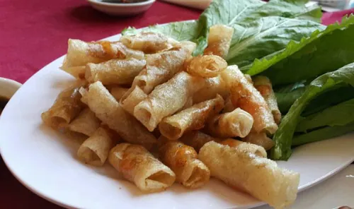 Giòn tan trong miệng lại đậm đà mùi vị với món ram tôm Hội An