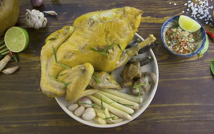 Mẹ đảm vào bếp làm món gà hấp muối cực kỳ thơm ngon
