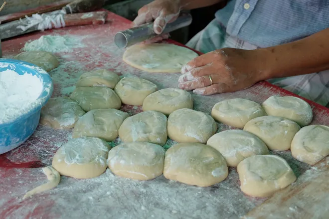 Bánh tiêu giò chéo quẩy , món ăn vặt quen thuộc của nhiều người Sài Gòn