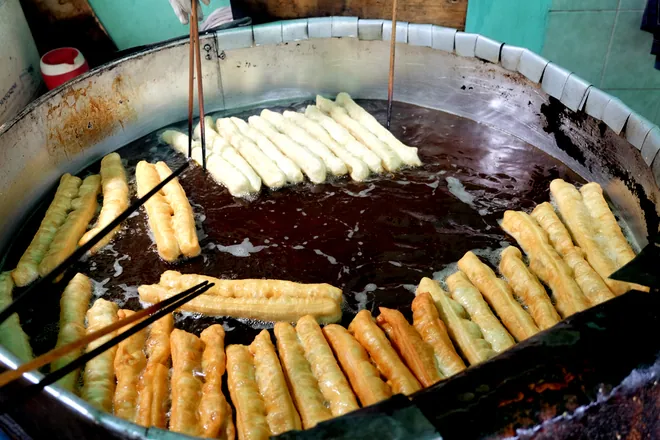 Bánh tiêu giò chéo quẩy , món ăn vặt quen thuộc của nhiều người Sài Gòn