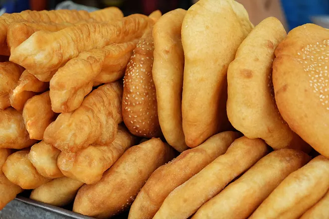 Bánh tiêu giò chéo quẩy , món ăn vặt quen thuộc của nhiều người Sài Gòn