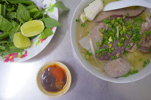 Quán hủ tiếu bò viên gốc Tiều đơn sơ nhưng rất hấp dẫn thực khách ở Sài Gòn