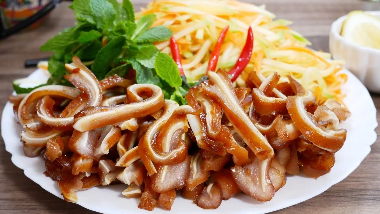 Giòn ngon , lạ miệng món phá lấu tai heo