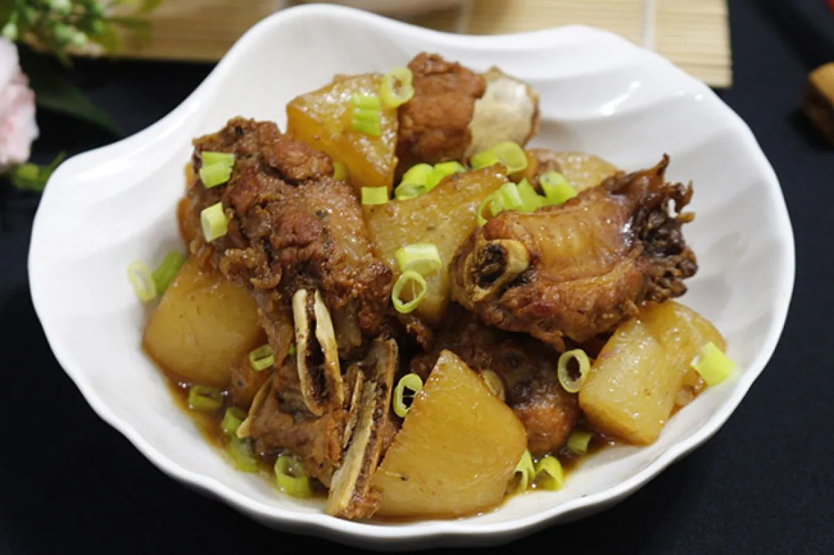 Đậm đà sườn kho củ cải