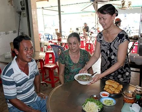 Về Hậu Giang ăn cháo lòng Cái Tắc thơm ngon có tiếng