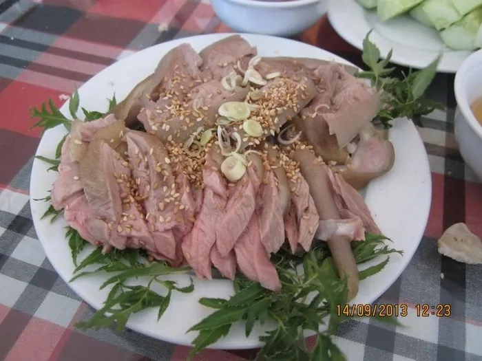 Tái Dê Hoa Lư – Món đặc Sản Hút Khách Ở Ninh Bình