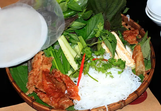 Cá lồi xối mỡ cuốn bánh tráng ngon mê ly