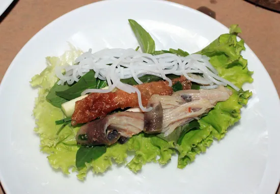 Cá lồi xối mỡ cuốn bánh tráng ngon mê ly