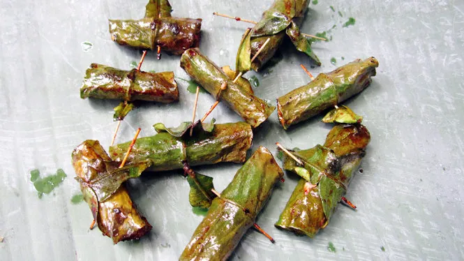 Lạ miệng với món chả cuốn lá bưởi của dân tộc Mường
