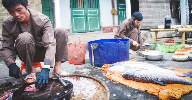 Về làng Vũ Đại thưởng thức món cá kho nồi đất dân dã ngon nức lòng những ngày giáp Tết