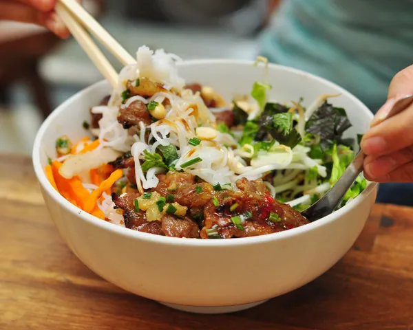 Đến Hà Nội đừng quên thưởng thức bún thịt nướng tẩm mật ong phố Hoàng Quốc Việt