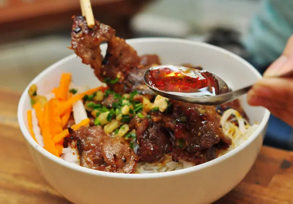 Đến Hà Nội đừng quên thưởng thức bún thịt nướng tẩm mật ong phố Hoàng Quốc Việt