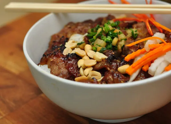 Đến Hà Nội đừng quên thưởng thức bún thịt nướng tẩm mật ong phố Hoàng Quốc Việt