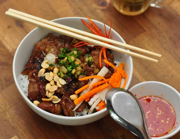 Đến Hà Nội đừng quên thưởng thức bún thịt nướng tẩm mật ong phố Hoàng Quốc Việt
